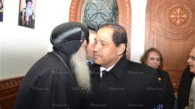 محافظ الغربية ومدير الأمن يقدمان العزاء لأسقف طنطا في ضحايا الكنيسة 