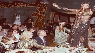 شاهد.. صورة نادرة لراقصة مشهورة في وصلة رقص أمام الرئيس الأمريكي
