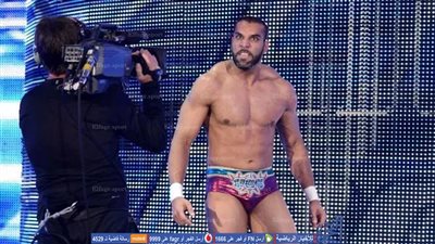 جيندر مهال يحتفل مع الجماهير بمناسبة إقلاعه عن تناول الكحولات 