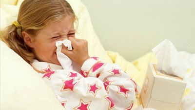 لهذه الاسباب.. لا تهملي نزلة البرد عند طفلك !