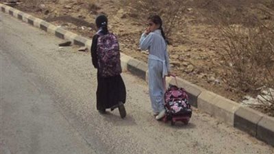 مصرع طفلة أخرجت رأسها من السيارة فأرتطمت بعمود إنارة