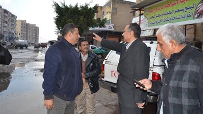 شفط مياه الأمطار من شوارع بلطيم ورفع الرمال والأتربة في كفر الشيخ (صور)