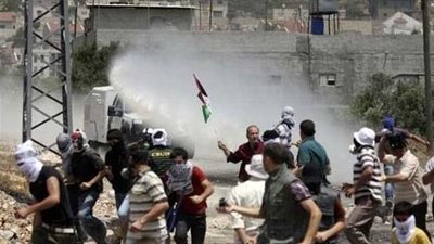 الاحتلال الإسرائيلي يقمع مسيرة مناهضة الاستيطان في بلعين 