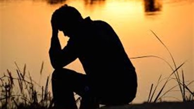 بين كل 10 أشخاص شخصاً يشعر بالعزلة بسبب الفقر 