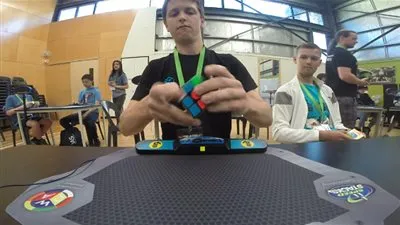 طالب أسترالي يحقق رقم قياسي عالمي في حل لغز مكعب روبيك