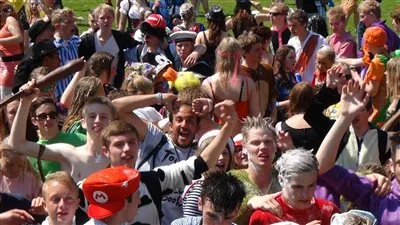 بالعربي المكسر.. الأجانب ينشدون الأغاني الوطنية في حب مصر (فيديو)