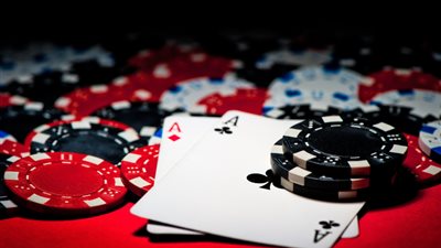 ضبط 9 أشخاص لقيامهم بلعب القمار داخل مقهى في الإسكندرية