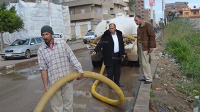  رئيس مدينة مطوبس يتفقد الشوارع ويتابع رفع اثار مياه الأمطار(صور)