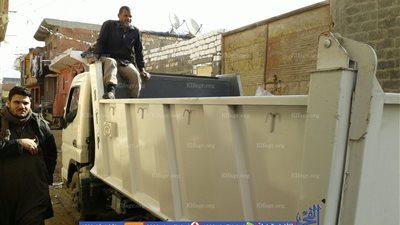 محافظ البحيرة يوجه بحل مشكلة القمامة في قرية 