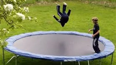 لسلامة اطفالك.. احذري لعبة قفز 