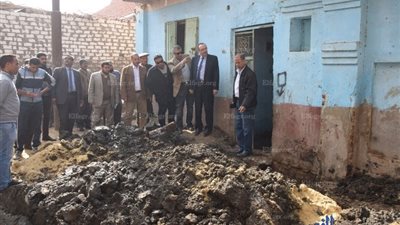محافظ بني سويف يتفقد مشروع الصرف بقرية 
