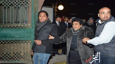 أحمد عدوية يتغلب على مرضه ويحضر عزاء الراحل أحمد راتب في مسجد الشرطة (صور)