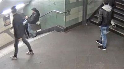 المانيا تلقى القبض على العنصرى الذى ركل محجبة بمترو أنفاق برلين 