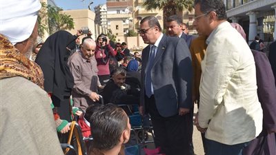 محافظ الفيوم يسلم 13 كرسيًا متحركًا لذوي الاحتياجات الخاصة