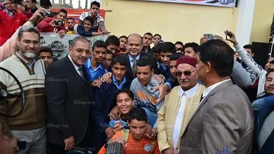 محافظ مطروح يشهد معرض الأنشطة الطلابية ويكافئ الطلاب المتميزين (صور)