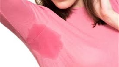 اكتشفي أسهل طريقة لإزالة بقع العرق من الملابس