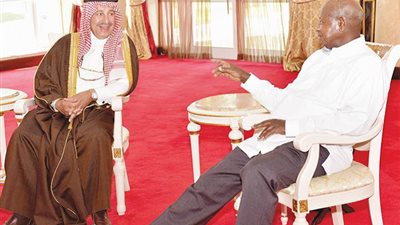 تفاصيل زيارة أمير سعودي لأوغندا قبل وصول السيسي.. وسر وجوده المفاجئ (صور)