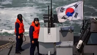 كوريا الجنوبية تعيد 8 كوريين شماليين وزورقين بعد إنقاذهم في البحر