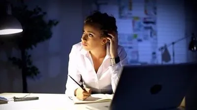 نوبات العمل الليلية تهدد جهازك الهضمي