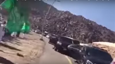 السبب وراء توقف موكب أمير سعودي في نجران بشكل مفاجئ (فيديو)  