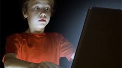نصائح هامة في حين تعرض طفلك للتنمر أو المضايقات على الإنترنت !