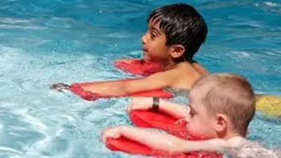 علِمي طفلك السباحة عن طريق هذه الخطوات !