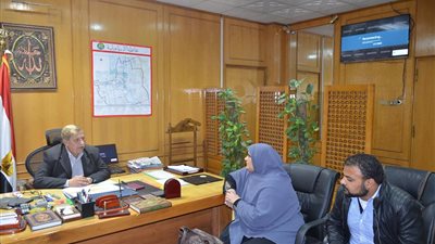 محافظ الإسماعيلية يستقبل والدة شهيد سيناء ويعد بحل مشاكلها