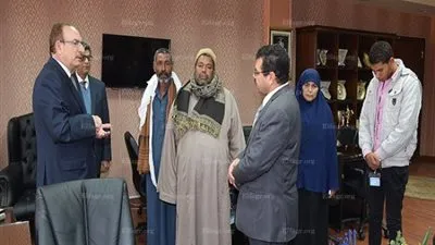 محافظ بني سويف يصرف 10 آلاف جنيه لأسرتي شهيدين (صور)