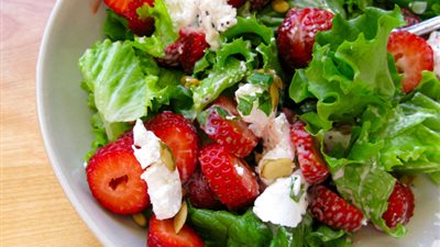  طريقة عمل سلطة الفراولة بالأفوكادو