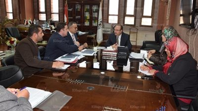 محافظ بني سويف يلتقي نائب وزير الإسكان لبحث تطوير عزبة الصفيح  (صور) 