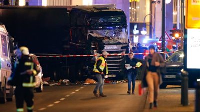 هروب سائق الشاحنة التي اقتحمت سوق برلين.. والشرطة: الحادث إرهابي