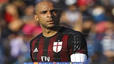 أليكس يعتزل كرة القدم