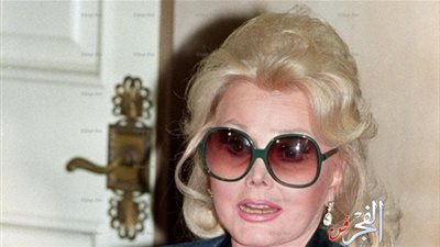 محبو زا زا جابور ينثرون الورود على نجمتها (صور)