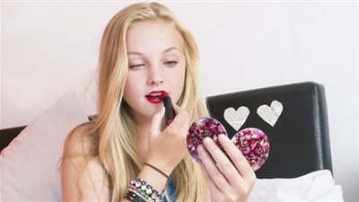 تعرفي على المسموح والممنوع لابنتك المراهقة