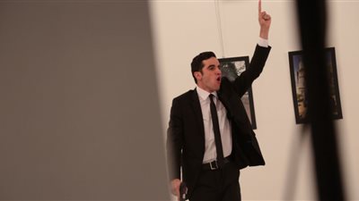 ملتقط صور قتل السفير الروسي يتحدث عن دوافعه