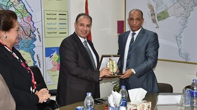 محافظ البحيرة يكرم السكرتير المساعد لترقيته سكرتيرًا عامًا لشمال سيناء