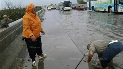 رئيسة قرية تساعد في تسليك صفايات المطر لتفتح الطريق أمام السيارات بالبحيرة (صور)