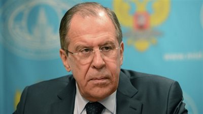 لافروف يستقبل الطائرة التي تقل جثمان السفير الروسي