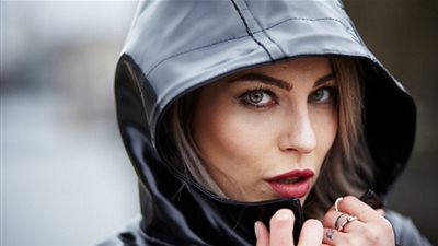 صيحات عصرية من المعاطف الفينيل لإطلالة جذابة هذا الشتاء (صور)