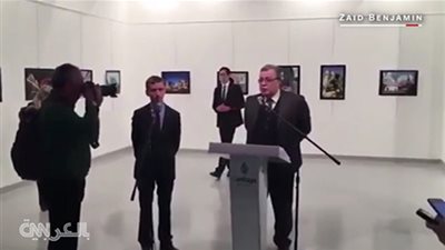 شاهد.. أول فيديو لقاتل السفير الروسي يتجول خلفه قبل اغتياله بلحظات