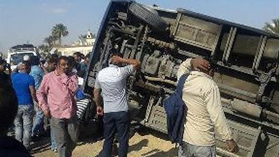 عاجل.. مصرع 3 وإصابة 5 في انقلاب ميني باص من أعلى محور يوليو 