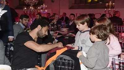 بالصور.. حسناء جديدة في حضور محمد صلاح