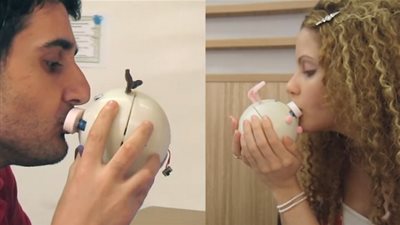 اختراع مثير لتبادل القبلات عبر مسافات طويلة (فيديو)