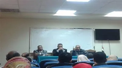 اجتماع عميد آثار الفيوم بأعضاء هيئة التدريس  