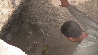 أمن قنا يحاول استخراج جثمان عامل دفن أثناء بحثه عن الآثار