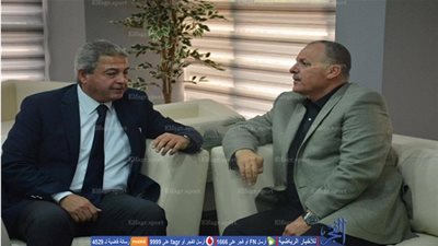 وزير الرياضة يحضر 