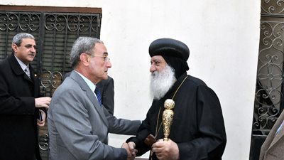 محافظ القليوبية يقدم العزاء لقيادات الكنيسة: لن يثني المصريين عن بناء دولتهم (صور)