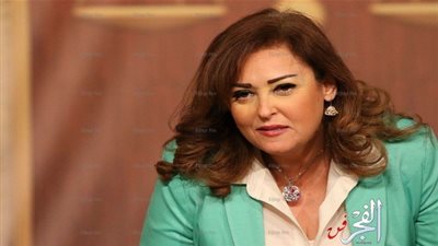 نهال عنبر مديرة مدرسة قاسية في المسرحية الاستعراضية 