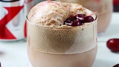 طريقة تحضير آيس كريم الشوكولاتة بالكوكاكولا وعصير الكرز