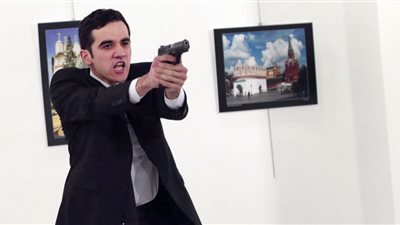 ضابط روسي يكشف نوع المسدس المستخدم في قتل السفير بتركيا